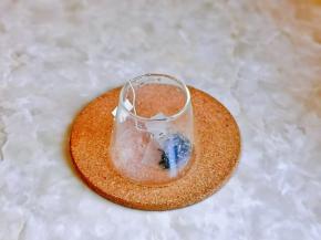 茉莉绿茶茶包放入杯中。