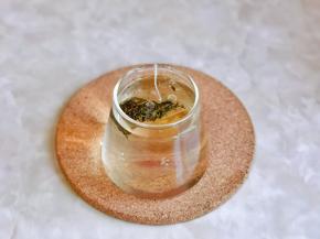 加入80度的水，泡至茶水凉，茶包可以提前泡上。