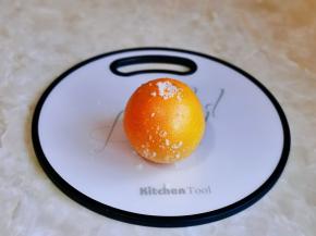 西柚冷水冲洗，再撒上盐用手搓，搓好后再用冷水冲洗，这一步一定不能省略。