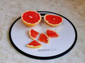 洗干净的西柚切片，再切小块，可以根据个人喜好任意切。