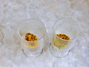 把百香果原浆加入杯中。