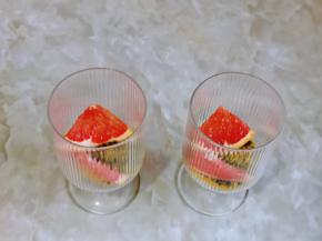 再加入西柚，也可以只加入西柚果肉，根据个人喜好来即可。