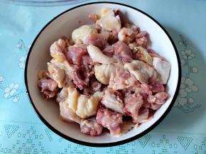 三黄鸡清洗干净，切成小块，晾干水。不然后面用油煎时容易溅油，烫到自己。