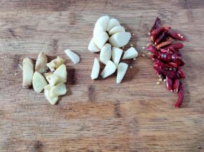 姜、大蒜和干辣椒洗干净切大一点块，不要切太碎。