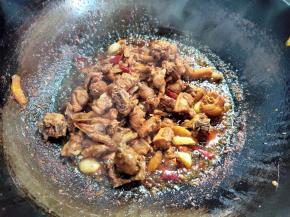 实际上啤酒150ml稍微多了一点，估计100ml就够了。快煮饭功能到时间后，鸡肉已经煮熟，但汤汁还比较多。所以最后又回到炒锅炒了一会，收干一些汤水，不用盖上锅盖。如果汤汁不多，这一步可以省略。