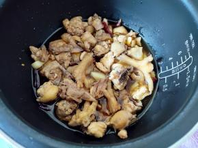 加入啤酒（或者米酒也一样）、芝麻油和生抽，还有1小勺盐，拌匀。因为三黄鸡肉质比较嫩，所以用的快煮饭功能，大概20多分钟，如果是土鸡一类比较难熟的鸡，可以选择精煮饭功能，时间长一点。