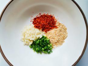 首先调酸辣汁：碗底放1葱末+1勺蒜末+1勺白芝麻+1勺辣椒粉。