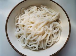 提前泡发的米线放入烧开水的锅中煮熟，捞出放在酸汤汁里，