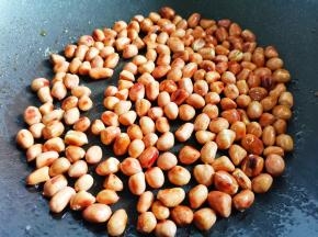 花生米煎熟，