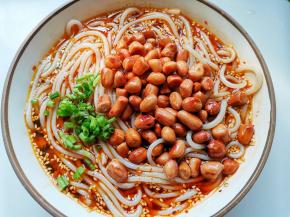 和葱末平铺在米线上。