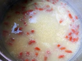 猪至山药枸杞小米粥粘稠时即可出锅享用