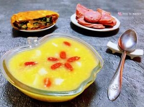 搭配时蔬馅饼和香肠一起吃就是标配的营养早餐