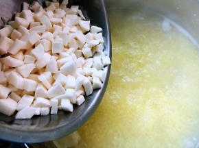 小米煮至五成熟时放入山药一起煮