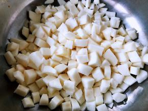 清洗好的山药沥干水份备用