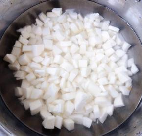 在水中清洗多余的粘液