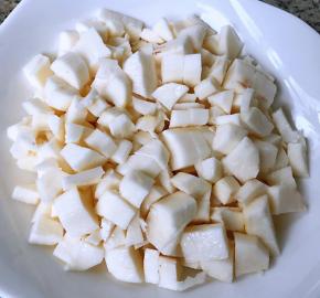 山药切成大小均匀的小块