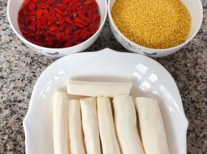 准备原材料山药去皮洗净、枸杞用清水浸泡五分钟、小米