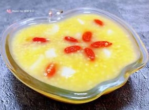 营养丰富的山药枸杞小米粥装入容器中就大功告成了