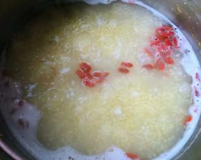 锅中放入枸杞和碱一起改小火煮10分钟