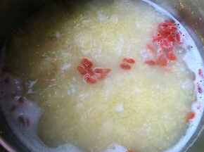 锅中放入枸杞和碱一起改小火煮10分钟