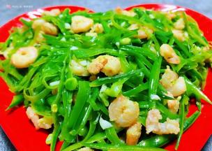 鲜美可口的荷兰豆炒虾仁装入盘中就大功告成了