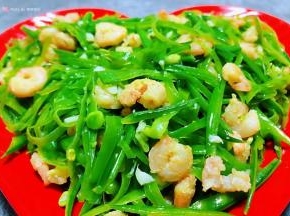 鲜美可口的荷兰豆炒虾仁装入盘中就大功告成了