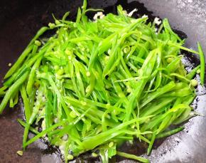 放入荷兰豆大火快速翻炒