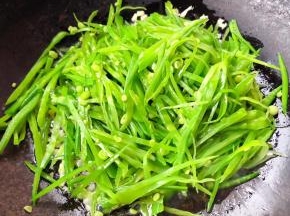 放入荷兰豆大火快速翻炒