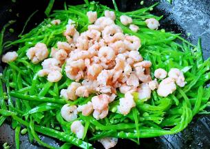 放入虾仁炒匀时间不要过长