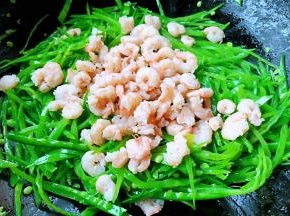 放入虾仁炒匀时间不要过长