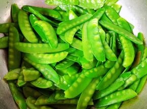 锅中烧开水放入荷兰豆焯水断生后立即放入冷水中过凉洗净沥干水份