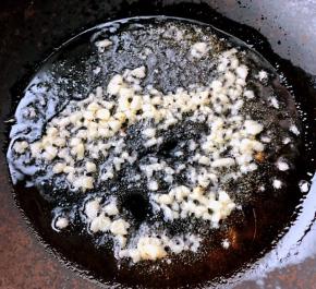 锅中倒入底油加热放入蒜粒爆香