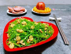 搭配香肠和水果一起吃美美哒