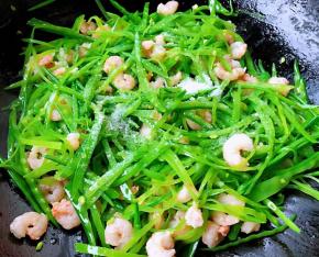 放入盐和味精改小火翻炒