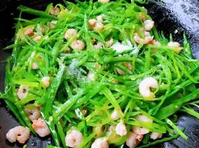 放入盐和味精改小火翻炒