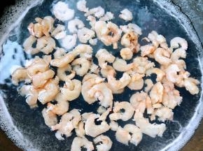 虾仁放入开水中同时放入料酒焯水断生去腥