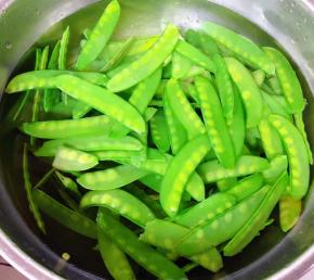 新鲜的荷兰豆摘去两端和筋洗净