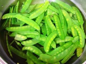 新鲜的荷兰豆摘去两端和筋洗净
