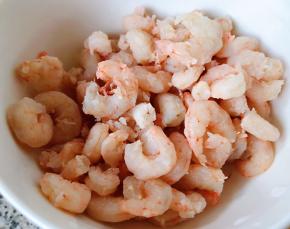 焯好水的虾仁立即放入冷水中过凉沥干水份备用