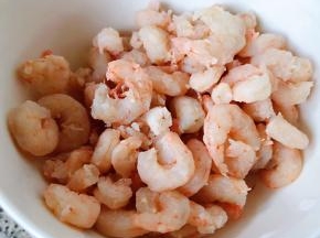 焯好水的虾仁立即放入冷水中过凉沥干水份备用