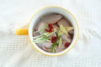 将姜丝、干辣椒碎、葱段放在鸡翅上！