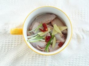 将姜丝、干辣椒碎、葱段放在鸡翅上！