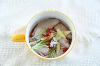 然后料酒3勺，柠檬蒸鱼酱油2勺，盐1勺，糖1勺放入！