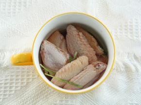 带上手套，稍微拌一下，将调料与鸡翅混合均匀！然后盖上保鲜膜，放入冰箱冷藏腌制到下班回家即可！腌制时间足够，所以不需要在翅中上划口！我还是喜欢完整的鸡翅！