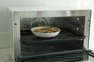 放入蒸箱中，按照鸡翅的重量，蒸24分钟！如果是蒸锅的话，冷水上锅，水开后计时25分钟即可！用什么蒸不是重点！好吃最重要！