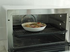 放入蒸箱中，按照鸡翅的重量，蒸24分钟！如果是蒸锅的话，冷水上锅，水开后计时25分钟即可！用什么蒸不是重点！好吃最重要！