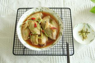 把表面蒸黄的葱段拿掉不用。拉上新鲜的葱丝就可以！建议拉葱丝，比较好看！
就是这么简单！蒸的过程可以准备其他材料，炒个蔬菜之类的！从清洗到炒制，25分钟也妥妥的了吧！相当于鸡翅蒸好，晚餐也差不多能准备好了！如果还需要喝汤的话，可以煮个简单的汤，记得米饭要煲哈！不然就只能干啃鸡翅了！