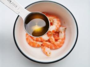 虾仁去壳去虾线，加1勺料酒。