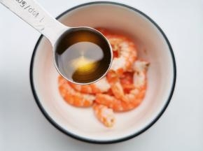 虾仁去壳去虾线，加1勺料酒。