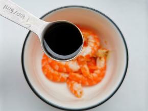 1勺生抽拌匀腌制30分钟。